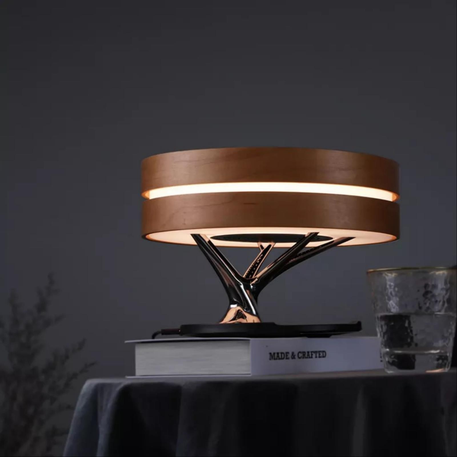 Lampade da comodino a LED di lusso dal design moderno con altoparlante musicale e caricatore wireless, luce notturna