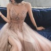 Abito da sposa da donna di alta qualità con gonna ampia a cascata di perline e cintura a cono.